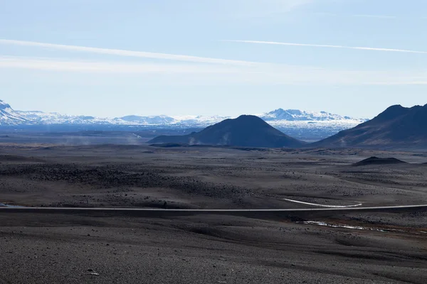 İzlanda 'nın sakin bir bahar manzarasında yol — Stok fotoğraf