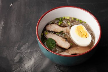 Bir kase pirinç eriştesi, et ve sebzeli kompozisyon.