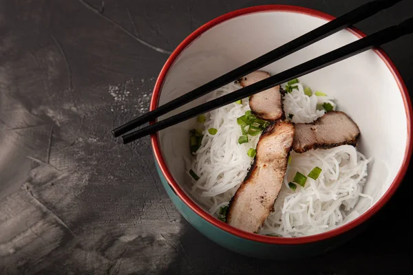 米麺、肉、野菜のボウルと構成 — ストック写真