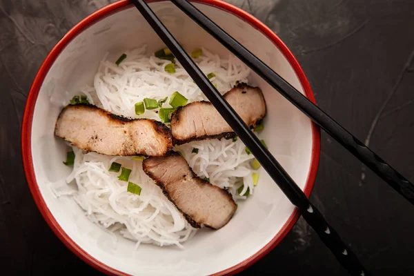 米麺、肉、野菜のボウルと構成 — ストック写真