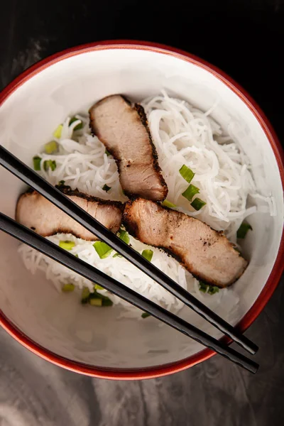 米麺、肉、野菜のボウルと構成 — ストック写真