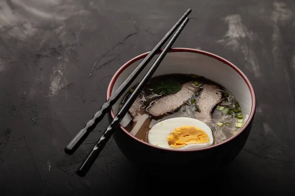 米麺、肉、野菜のボウルと構成 — ストック写真