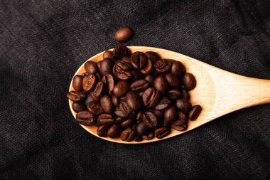 Arka plan için keten peçeteye kahve çekirdekli kompozisyon.