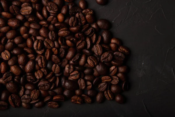 Composición con granos de café sobre un fondo enlucido texturizado —  Fotos de Stock