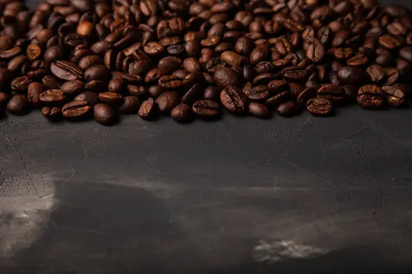 직물을 입힌 백 그로 위에 놓인 커피 원두와 함께 조화를 이루는 모습 — 스톡 사진