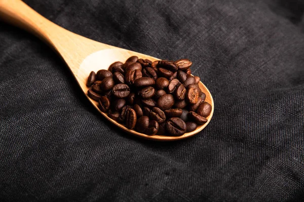 Composición con granos de café en una servilleta de lino para el fondo —  Fotos de Stock