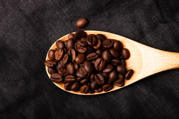 背景にリネンナプキンにコーヒー豆と組成物 — ストック写真