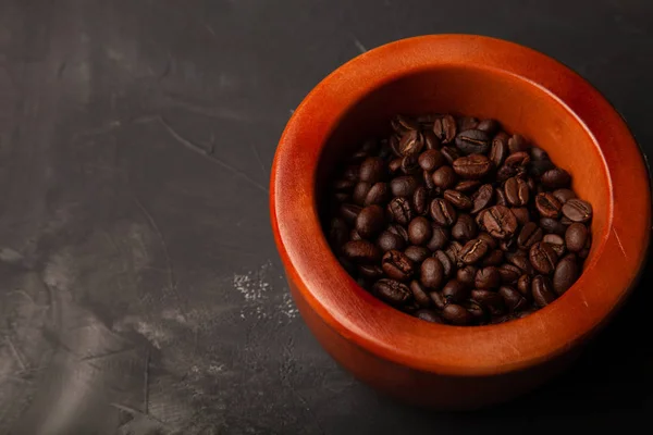 Samenstelling met een koffiebonen op een getextureerde gepleisterde backgrou — Stockfoto