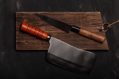 Karanlık bir masada bıçakları doğramak.