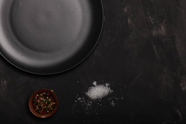 Kil plakalı kompozisyon ve karanlık bir masa üzerinde baharatlar. Boşluk