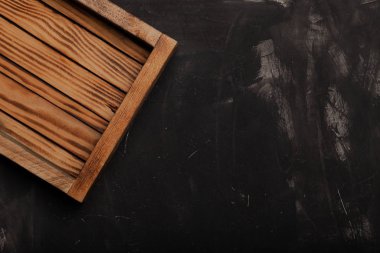 B için alçılı desenli bir masada el yapımı ahşap kırsal eşyalar.