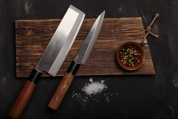 Messer und Gewürze auf einem dunklen Tisch — Stockfoto