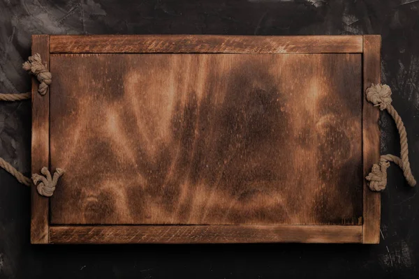 Artículos rústicos de madera hechos a mano en una mesa texturizada yeso para b —  Fotos de Stock