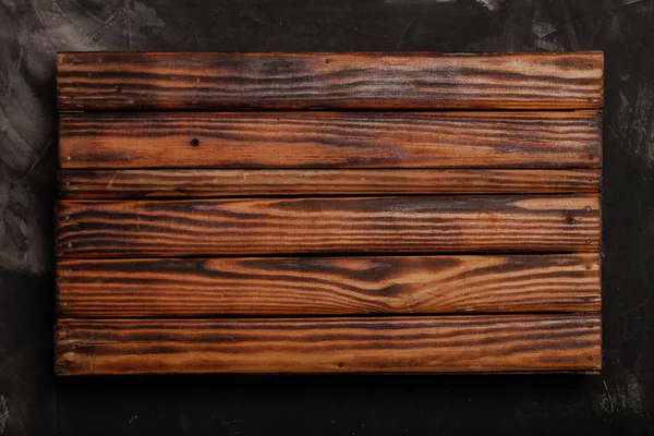 Artigos rústicos de madeira feitos à mão em uma mesa texturizada rebocada para b — Fotografia de Stock
