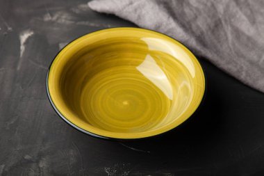 Bir kase ve pürüzlü keten peçeteyle kompozisyon