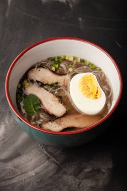 Bir kase pirinç eriştesi, et ve sebzeli kompozisyon.