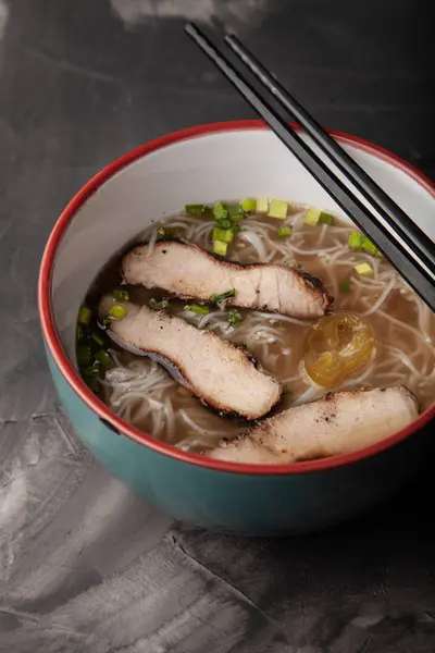 米麺、肉、野菜のボウルと構成 — ストック写真