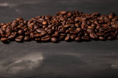 Kahveli kahve çekirdekli kompozisyon.