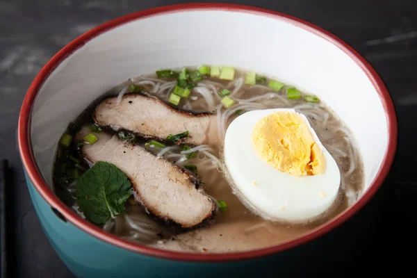 米麺、肉、野菜のボウルと構成 — ストック写真