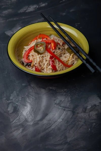 Composition with a bowl of rice noodles, meat and vegetables — Stock Photo, Image