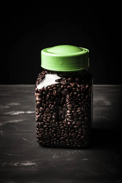 Композиція з кавовими зернами на текстурованому оштукатуреному фоні — стокове фото