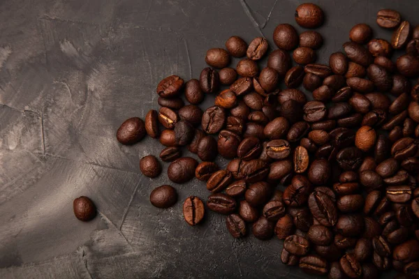 Composición con granos de café sobre un fondo enlucido texturizado —  Fotos de Stock