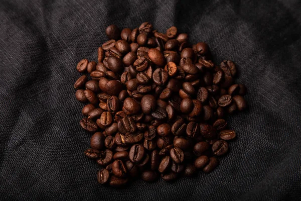 Composizione con chicchi di caffè su un tovagliolo di lino per sfondo — Foto Stock