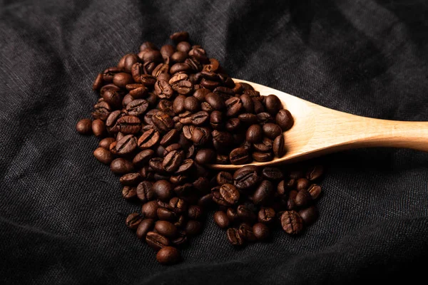 Composición con granos de café en una servilleta de lino para el fondo —  Fotos de Stock