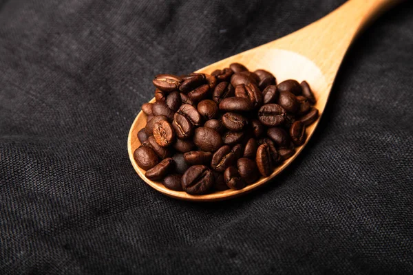 Composizione con chicchi di caffè su un tovagliolo di lino per sfondo — Foto Stock