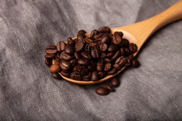 背景用亚麻布餐巾上的咖啡豆配料 — 图库照片