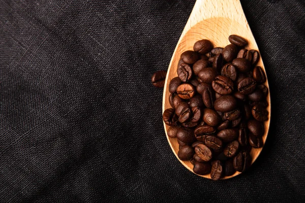 Composición con granos de café en una servilleta de lino para el fondo —  Fotos de Stock