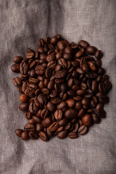 Σύνθεση με κόκκους καφέ σε λινό χαρτοπετσέτα για φόντο — Φωτογραφία Αρχείου