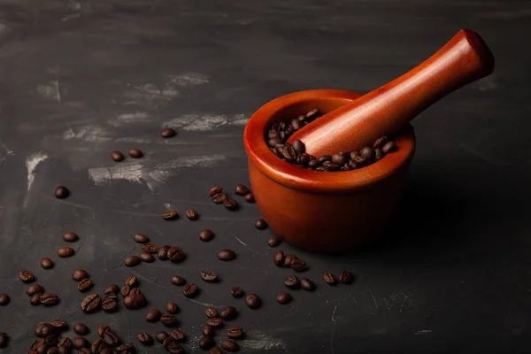 Samenstelling met een koffiebonen op een getextureerde gepleisterde backgrou — Stockfoto