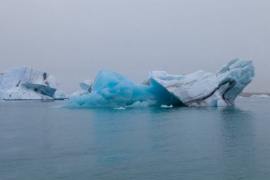 Iceberg 'in güneyindeki Jokulsarlon gölünün tuhaf buz kütleleri. 