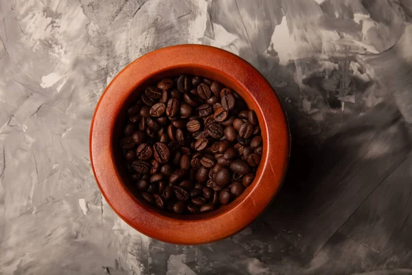 Samenstelling met een koffiebonen op een getextureerde gepleisterde backgrou — Stockfoto