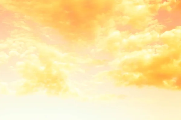 Mavi gökyüzünün doğal arka planında güzel beyaz bulutlar