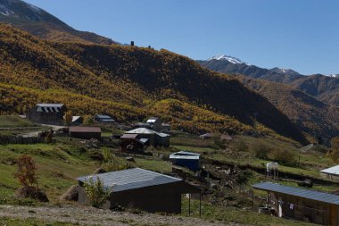 Köy, Ushguli güzel bir sonbahar manzara içinde Svaneti beyaz bulutlar ile görünümünü. Gürcistan.