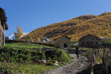 Köy, Ushguli güzel bir sonbahar manzara içinde Svaneti beyaz bulutlar ile görünümünü. Gürcistan.