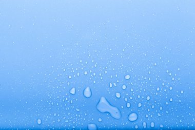 Renkli arka planda bir damla su. Seçici odaklanma. Mavi. Ayarlanmış.