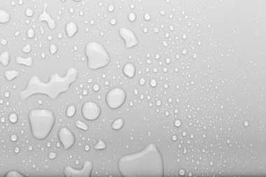 Renkli arka planda bir damla su. Seçici odaklanma. Gri.