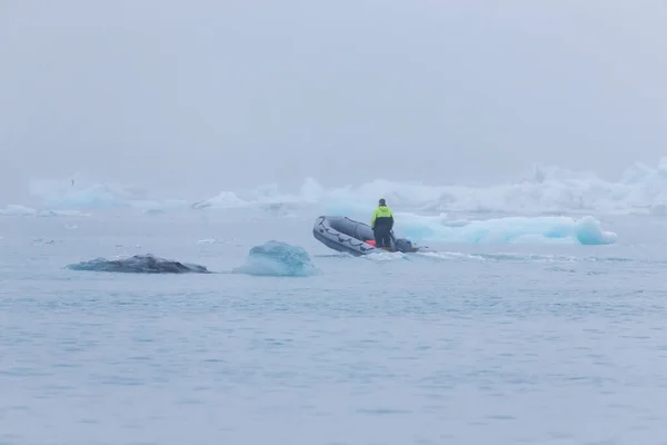 冰岛南部伊塞堡泻湖奇形怪状的浮冰间的船上人 — 图库照片