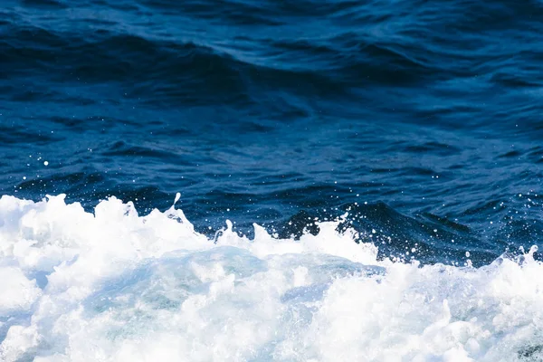 Crista Branca Uma Onda Mar Foco Seletivo Profundidade Campo Rasa — Fotografia de Stock