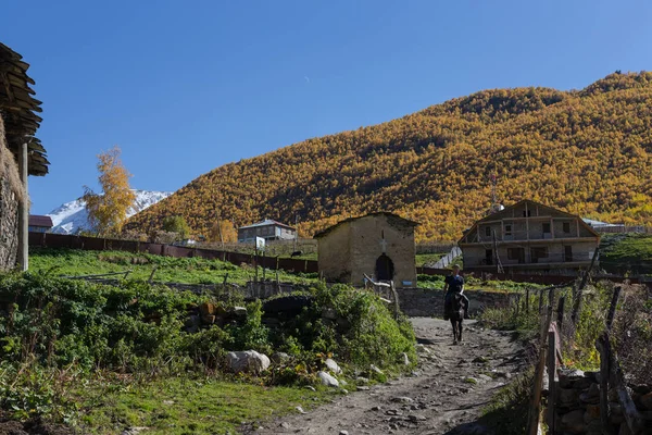 スヴァネティの白い雲と美しい秋の風景にウシュグリ村の眺め グルジア — ストック写真