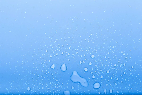 色の背景に水の滴 選択的フォーカス トーン — ストック写真
