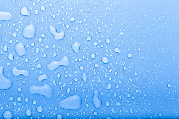 Wassertropfen Auf Einem Farbigen Hintergrund Selektiver Fokus Blau Getönt — Stockfoto
