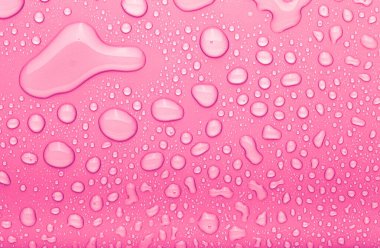 Renkli arka planda bir damla su. Seçici odaklanma. Pembe..