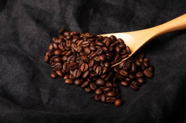 Arka plan için keten peçeteye kahve çekirdekli kompozisyon..