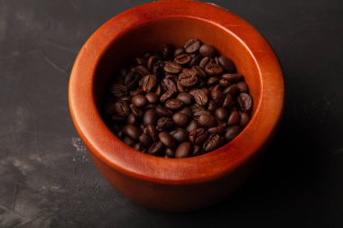 Değişik keyfi lekeler içeren alçılı bir arka planda kahve çekirdekli kompozisyon.