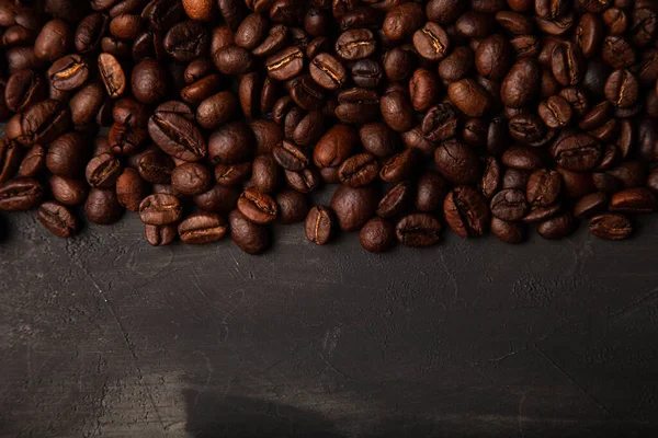 Složení Kávovými Zrny Texturovaném Pozadí Různými Svévolnými Skvrnami — Stock fotografie