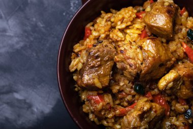 Kil tabakta büyük porsiyon pilav. Özbek yemekleri nefis. Ayarlanmış.